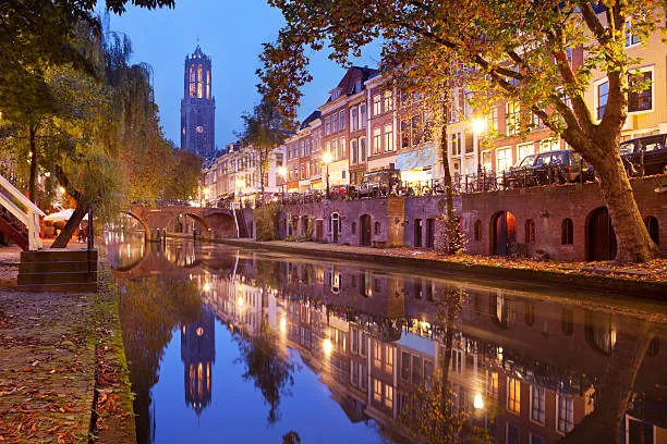 De Oudegracht en Domtoren in Utrecht bij avondlicht